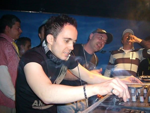 Andrea, DJ Millo, mixa alla consolle in discoteca.