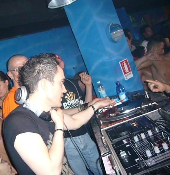 DJ Millo alla consolle durante una serata.